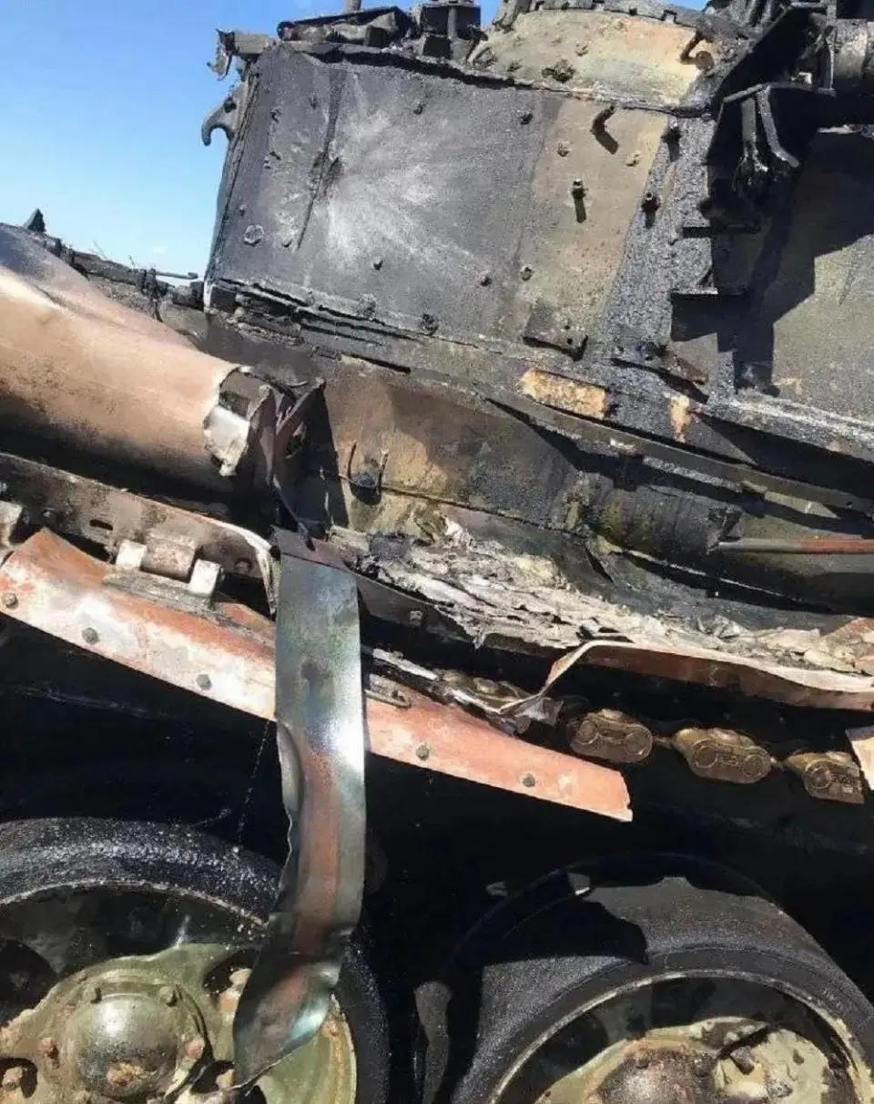 车体表面受损,但导弹未能击穿装甲,应该是附加反应装甲成功防御住了反