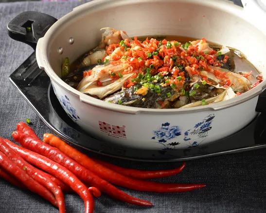 定三毛高压锅鱼头数小时精心煨制煨出这一锅胶质浓郁,汁水丰富每夹一