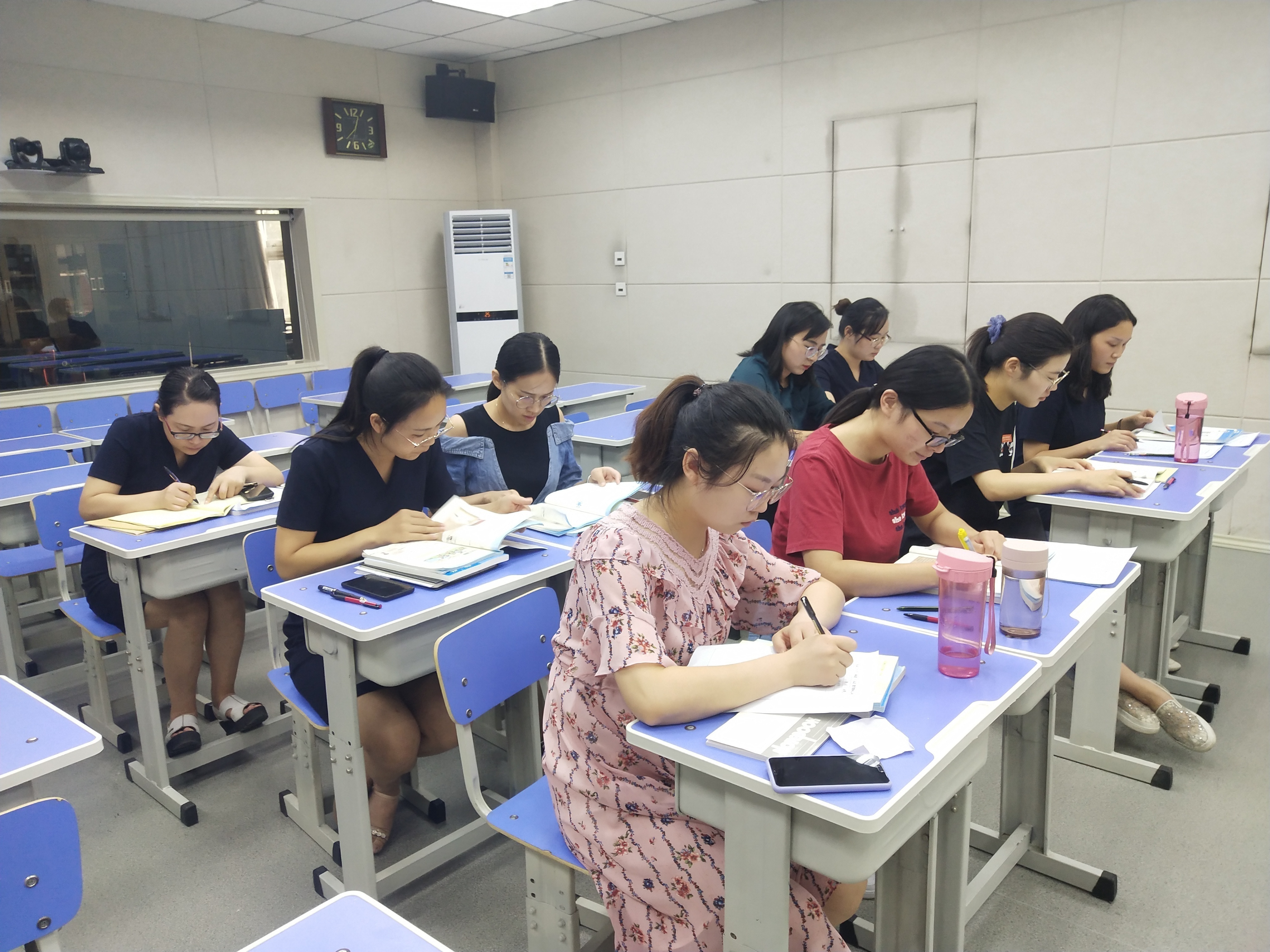 集思广益,结伴成长—记花园口小学高段数学组第一次教研