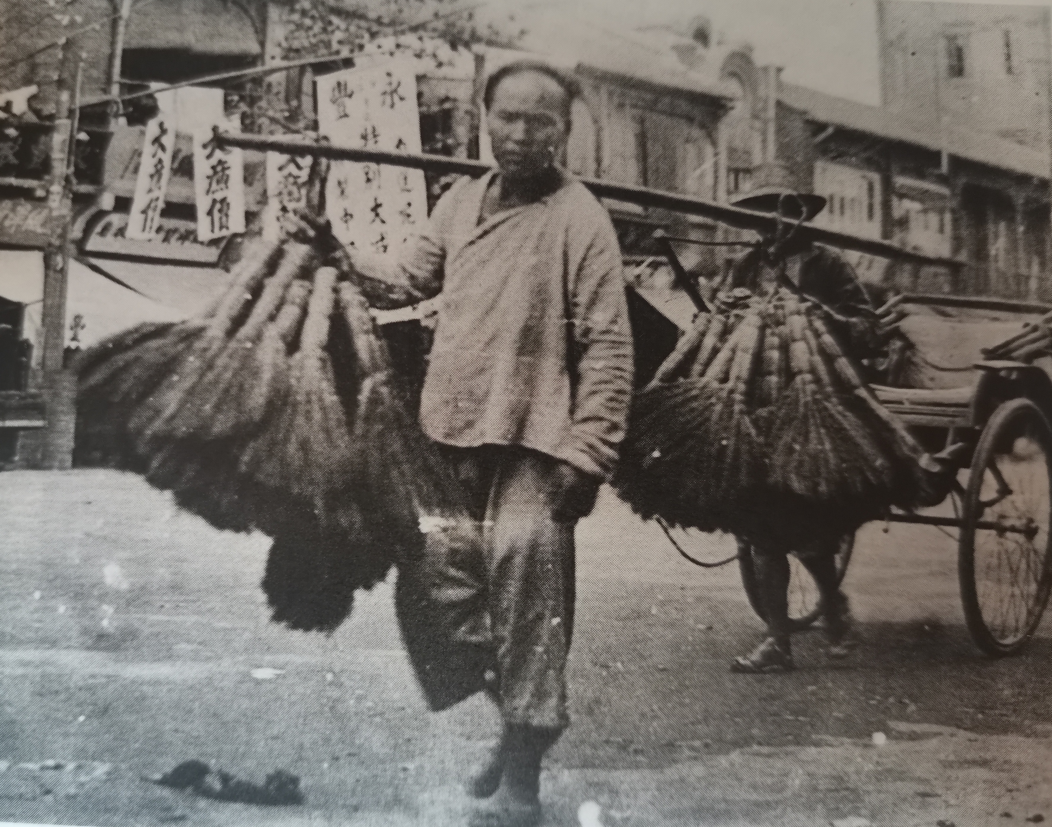 清末真实照片,官老爷骑白马出巡威风十足,图九扁担两头挑着全家生计