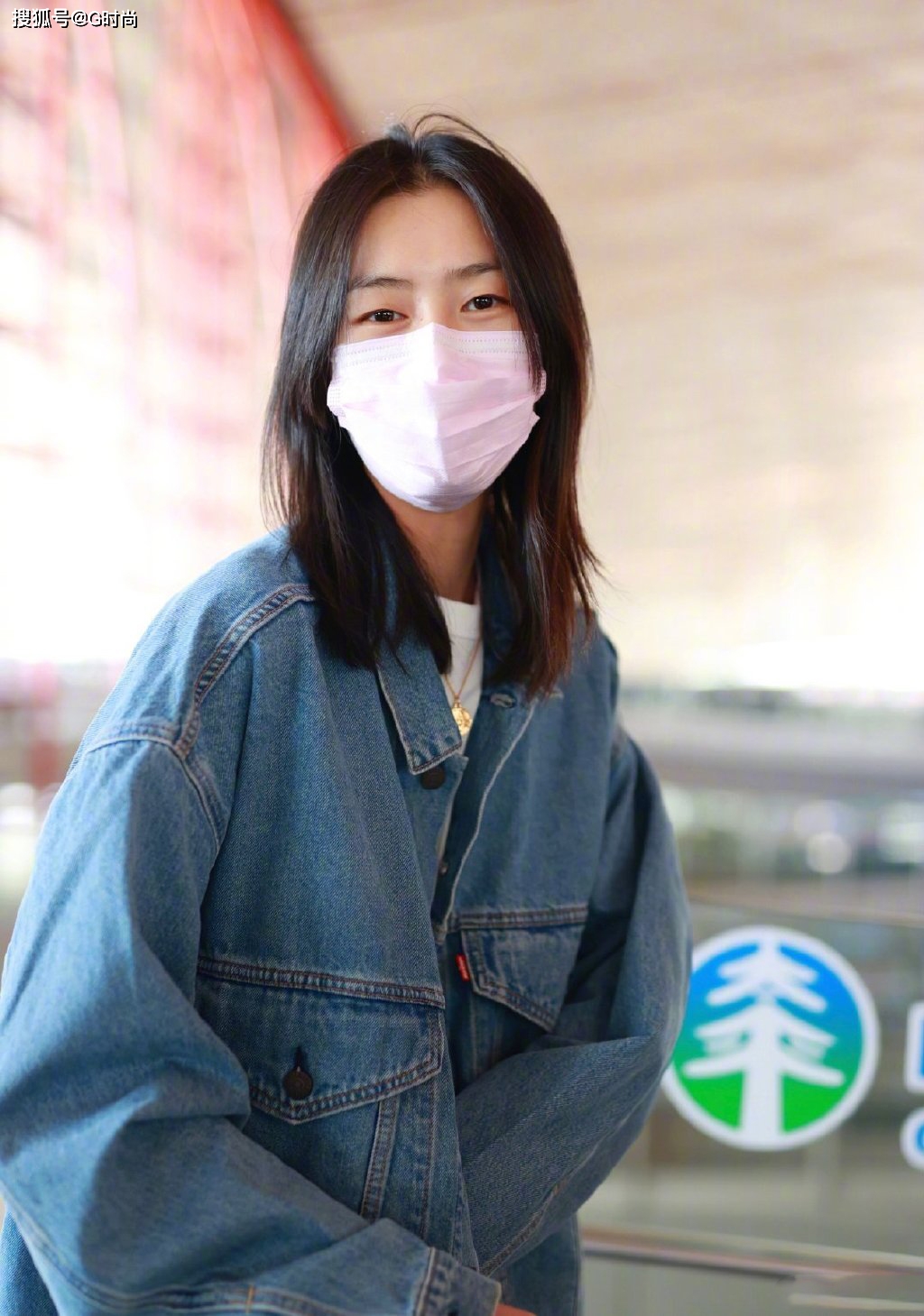 刘雯身穿蓝色牛仔外套搭配黑色半身裙,简约清新