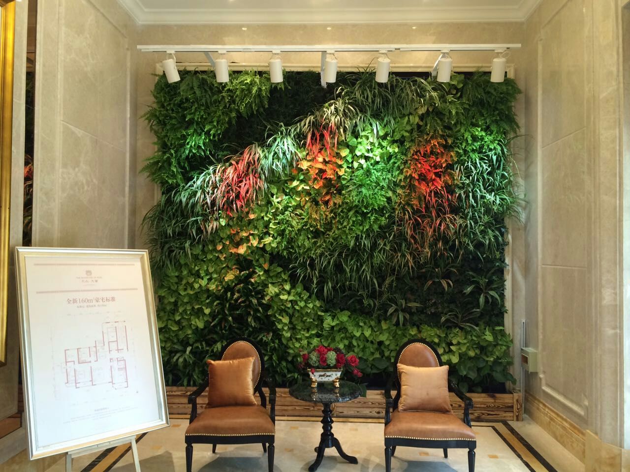 店铺室内背景墙常用的仿真植物墙用不用打理?