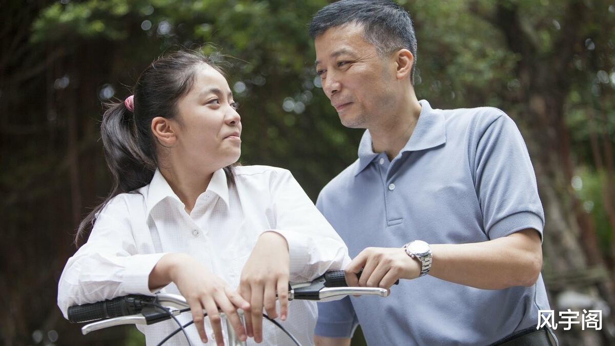 今天介绍一个父女俩相依为命住在森林里的故事《叶落无痕》