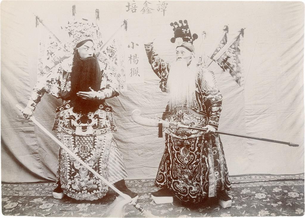 在这篇杂文里,鲁迅提到了一位京剧名家谭鑫培:"先只有谭叫天在剧坛上