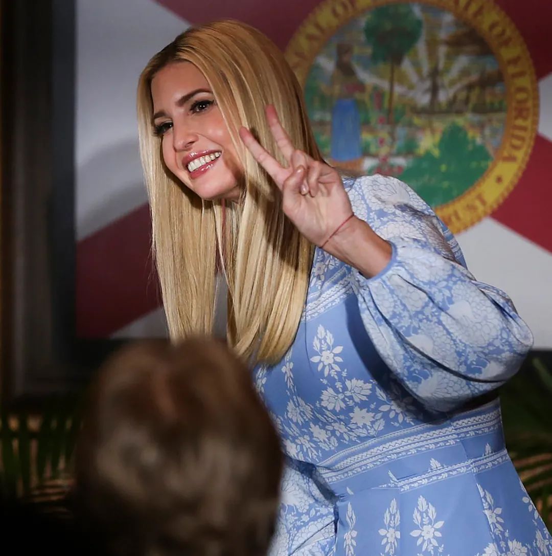 伊万卡老公太卑微,跟在妻子身后拎鞋,不过问伊万卡对其他人撒娇