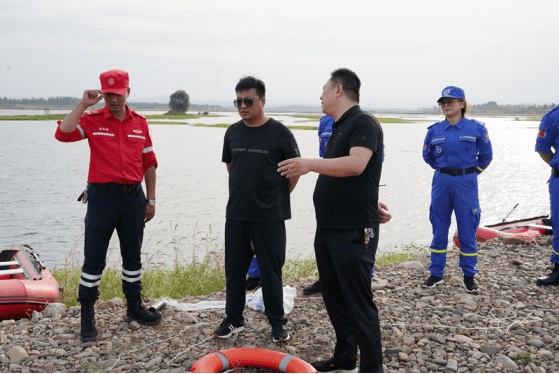 应急局党组书记,局长张增强亲临现场观摩指导,对顶着烈日进行训练的