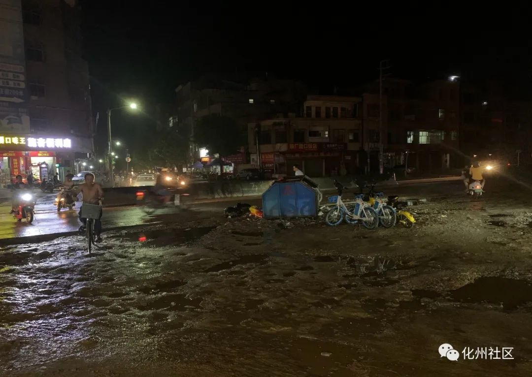 路面坑坑洼洼,高低不平,致使路面晴天灰尘滚滚,雨天积水路滑,安全问题