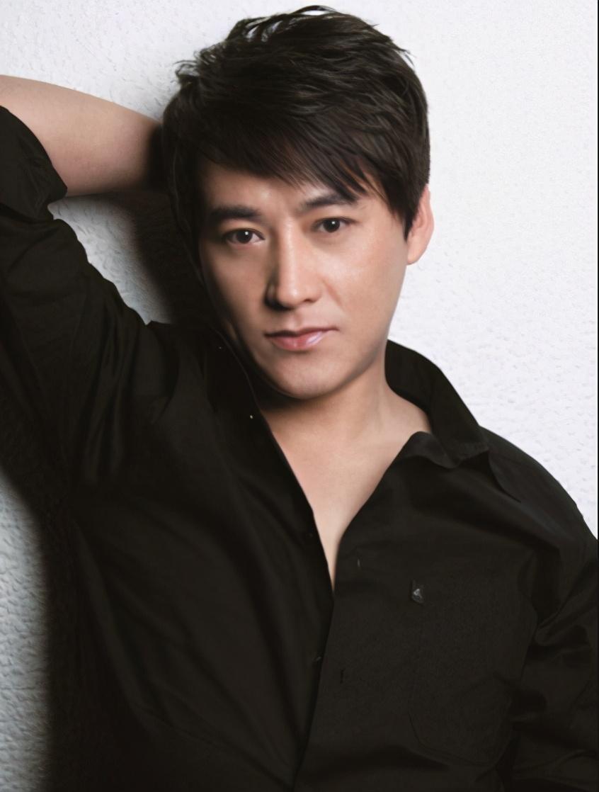 原创"硬汉"刘小锋:曾是服务员,走红后娶小16岁妻,如今怎样了?