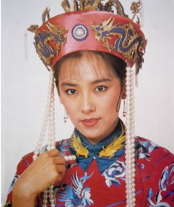 1963年朱宝意出生于中国台湾,10岁那年她的父亲去世,母亲带着她去了