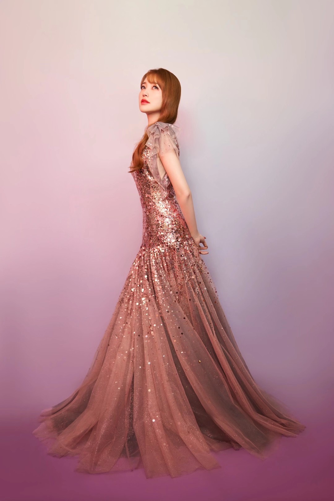 金莎粉色亮片长裙梦幻十足 化身人鱼笑容甜美