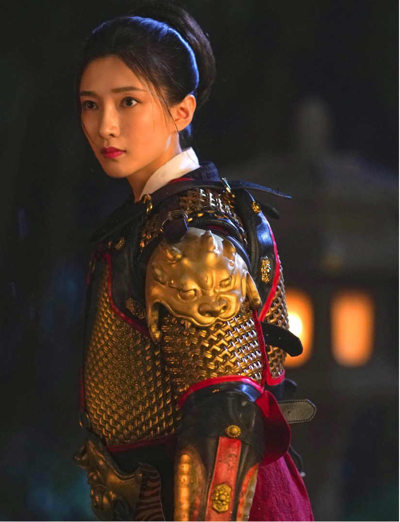 原创巾帼不让须眉杨幂戎装帅气热巴惊艳圆脸的赵丽颖英气十足