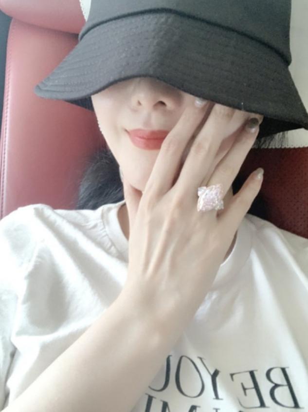 据悉,网上曾有网友晒过范冰冰戒指的同款照片,不过范冰冰手上这枚比
