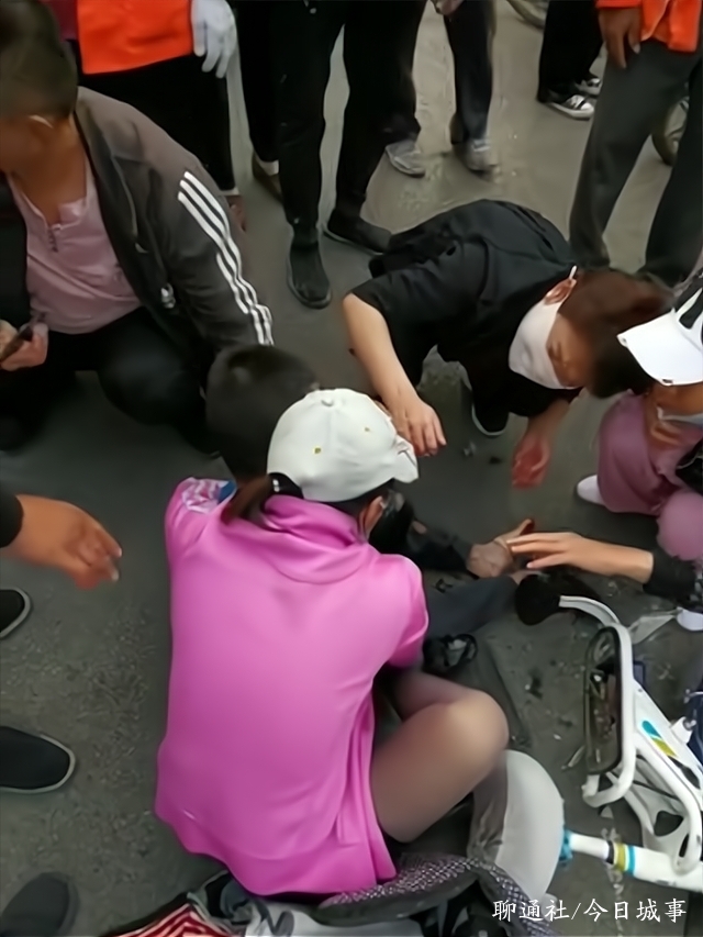 山东茌平城区一辆渣土车与骑行电动车女子相撞,男童倒地血流不止_手机