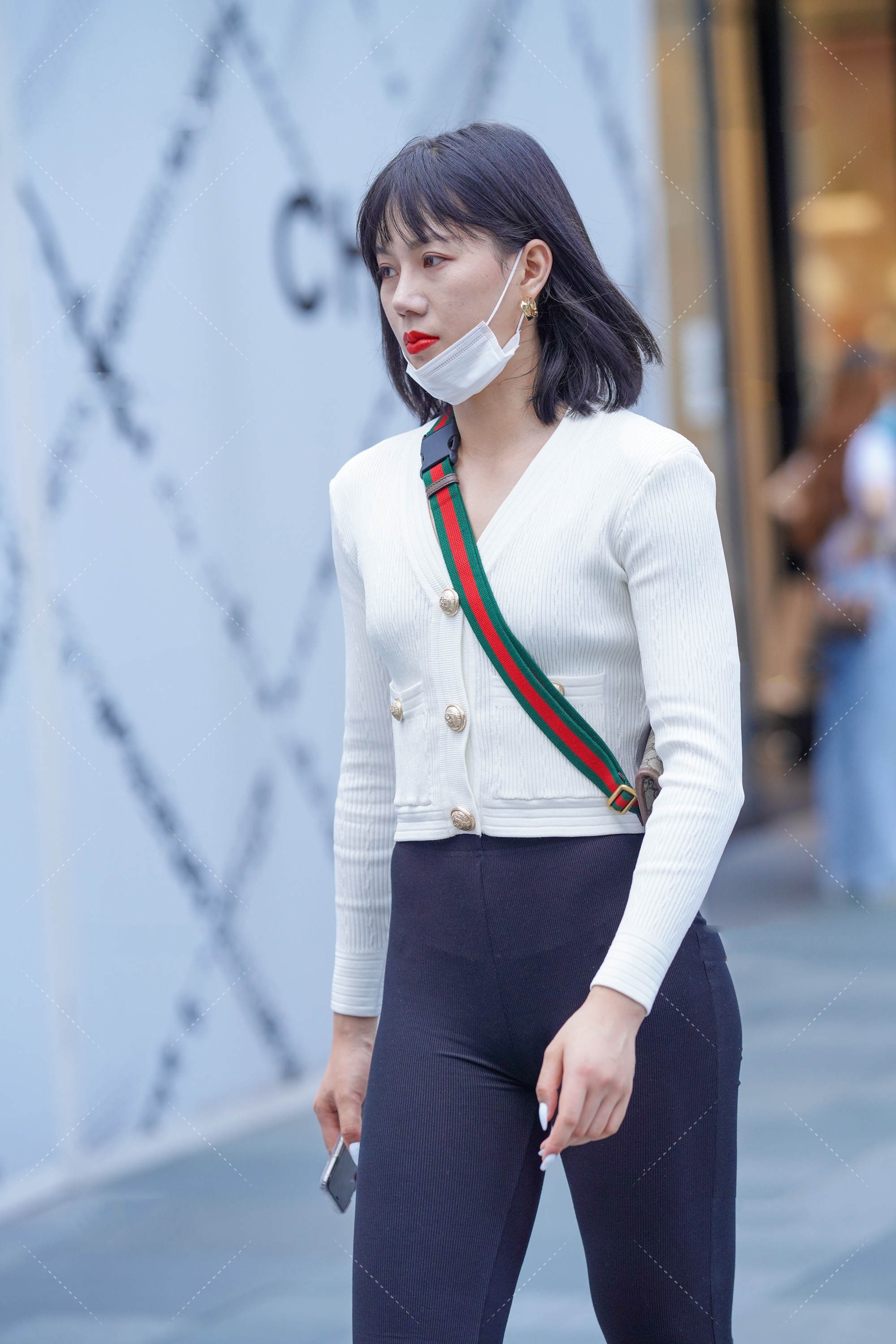 白色短款针织衫搭配黑色阔腿裤,简单清爽,时尚大气