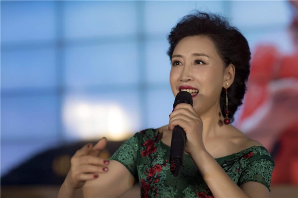 女高音歌唱家冯欣 不忘初心守护芬芳