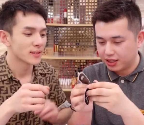 李佳琦|付鹏官宣告别李佳琦选品团队 “小助理”或将自立门户