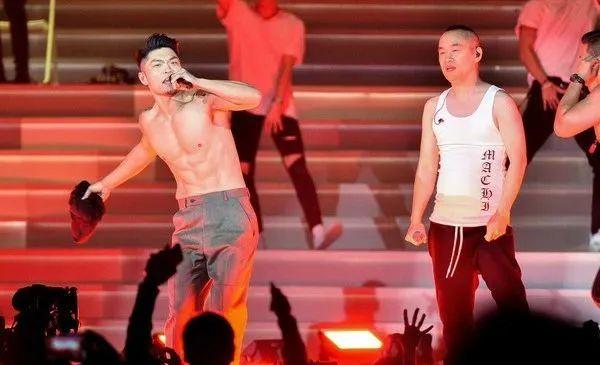 39岁李玖哲变身肌肉魔王,六块腹肌和盔甲胸,颠覆不少网友印象