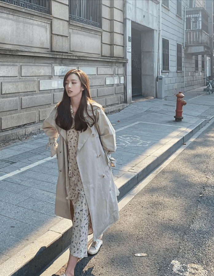 晁然转型成为穿搭博主,米色风衣搭配碎花裙,依然是最美洛枳学姐