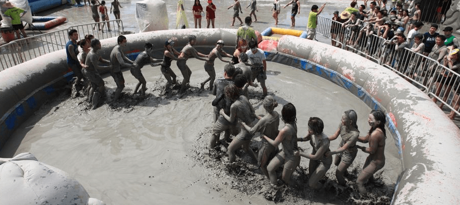 韩国奇葩泥浆节,美女们穿着清凉弄得一身泥巴,只是为了变美而已_手机