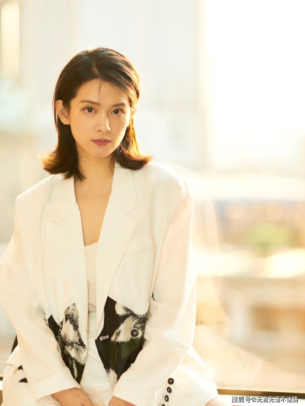 陈昊宇 白色西装时尚美照