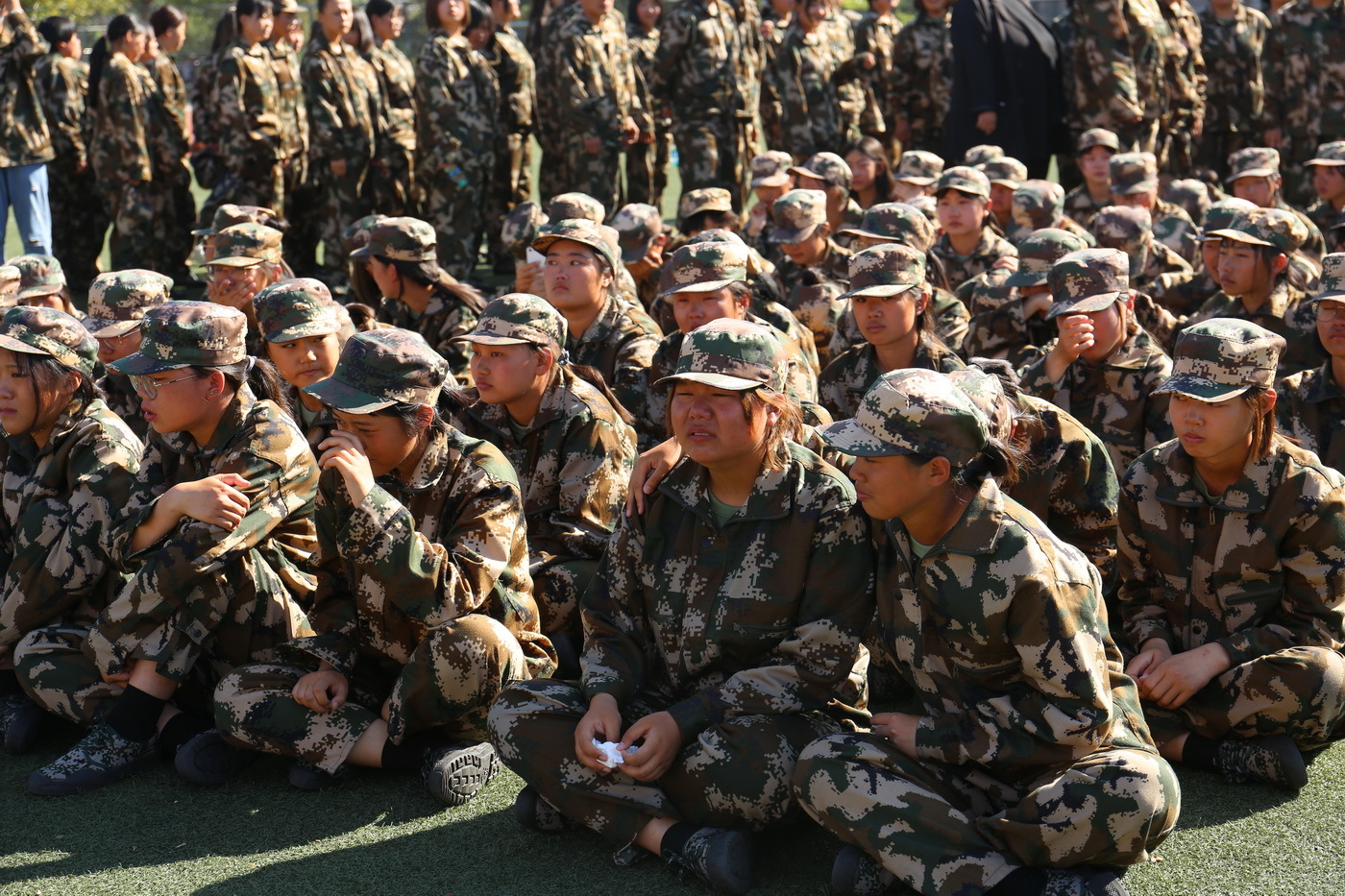 河北保定:军训结束教官离队 女学生哭成泪人_手机搜狐网