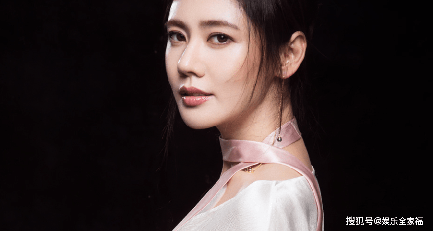 韩星秋瓷炫:童年遭亲妈诅咒,今嫁中国男星被宠上天