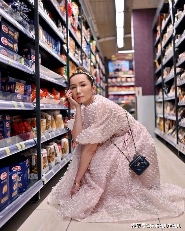 甜蜜胡蓓蔚和老公单立文出街约会结婚12年仍恩爱如初