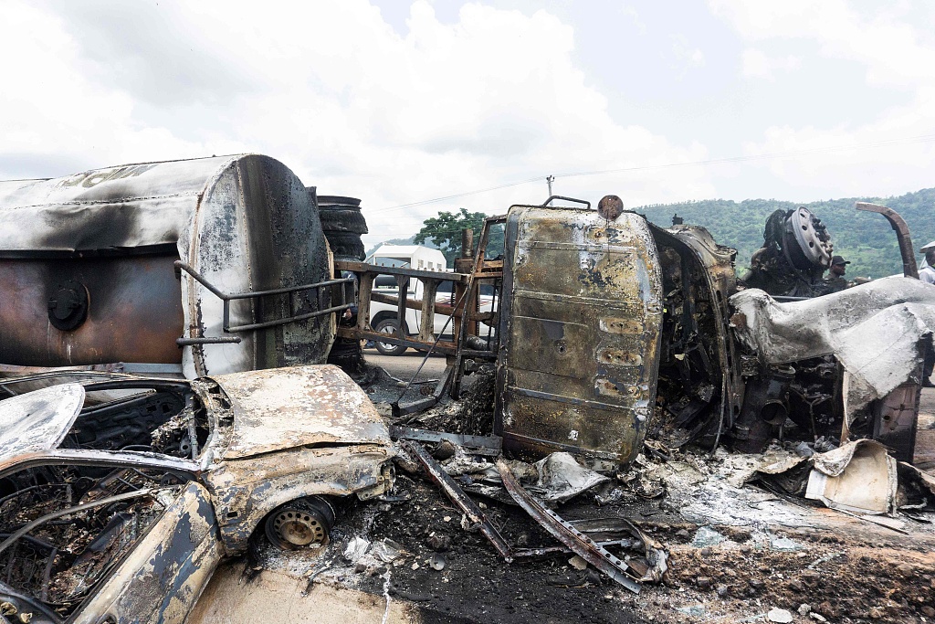 尼日利亞一油罐車翻車後爆炸 造成至少23人死亡