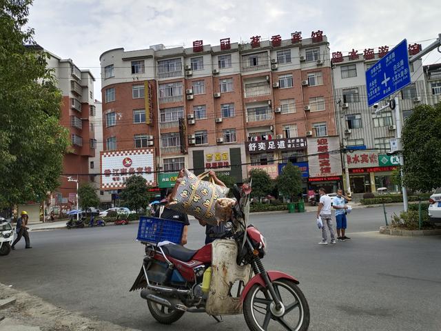 湖北咸宁通山,新旧城区的交替,老城区房屋颇具怀旧感