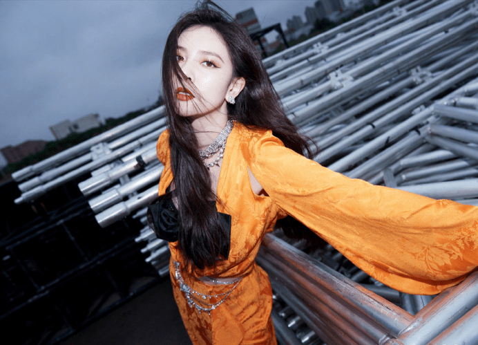 原创宋妍霏这次造型豪气了戴钻石口罩穿亮橘色套装闪亮夺目美呆了