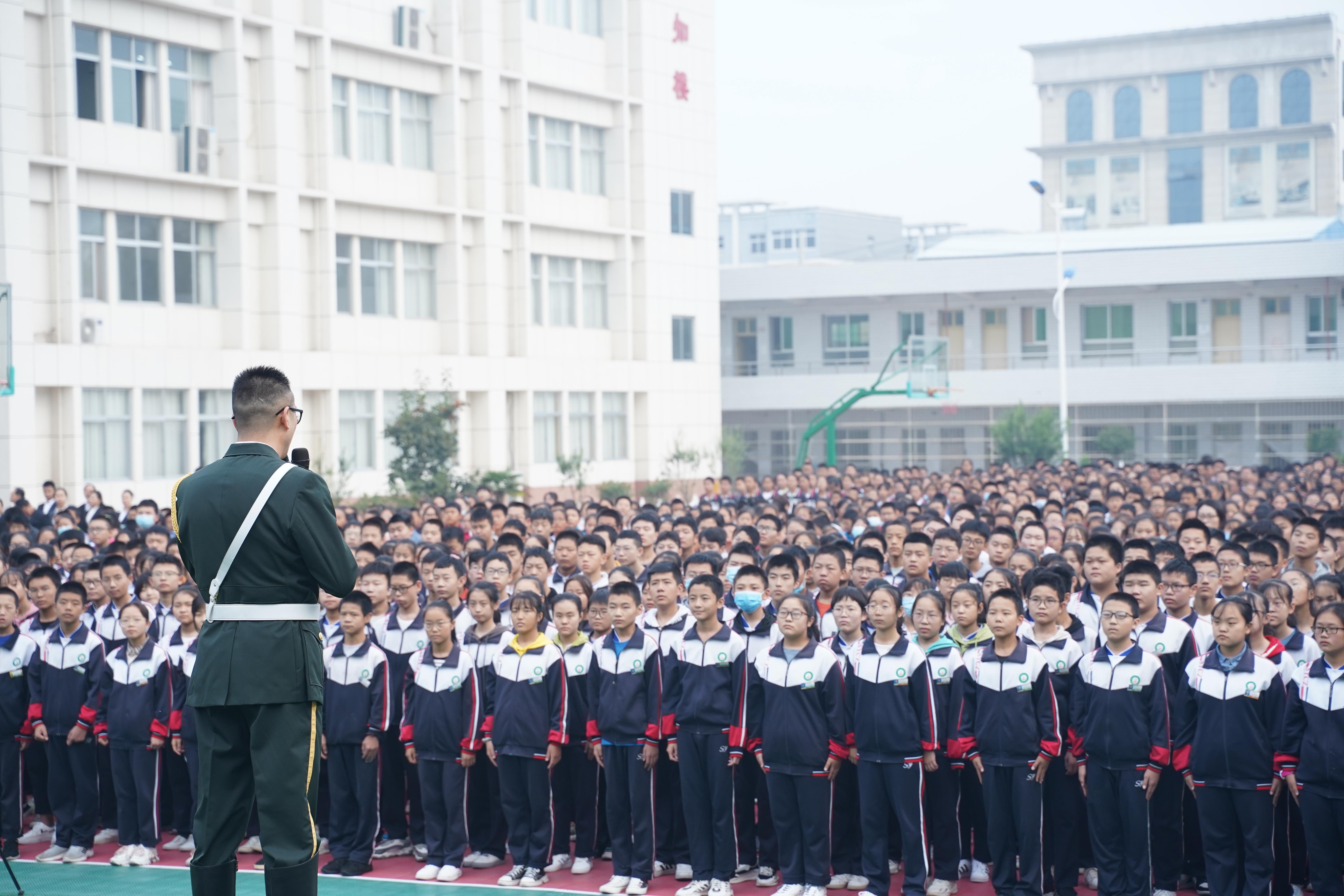 重磅永不服輸作者薛贊軍到大荔勝達中學傳播紅色文化