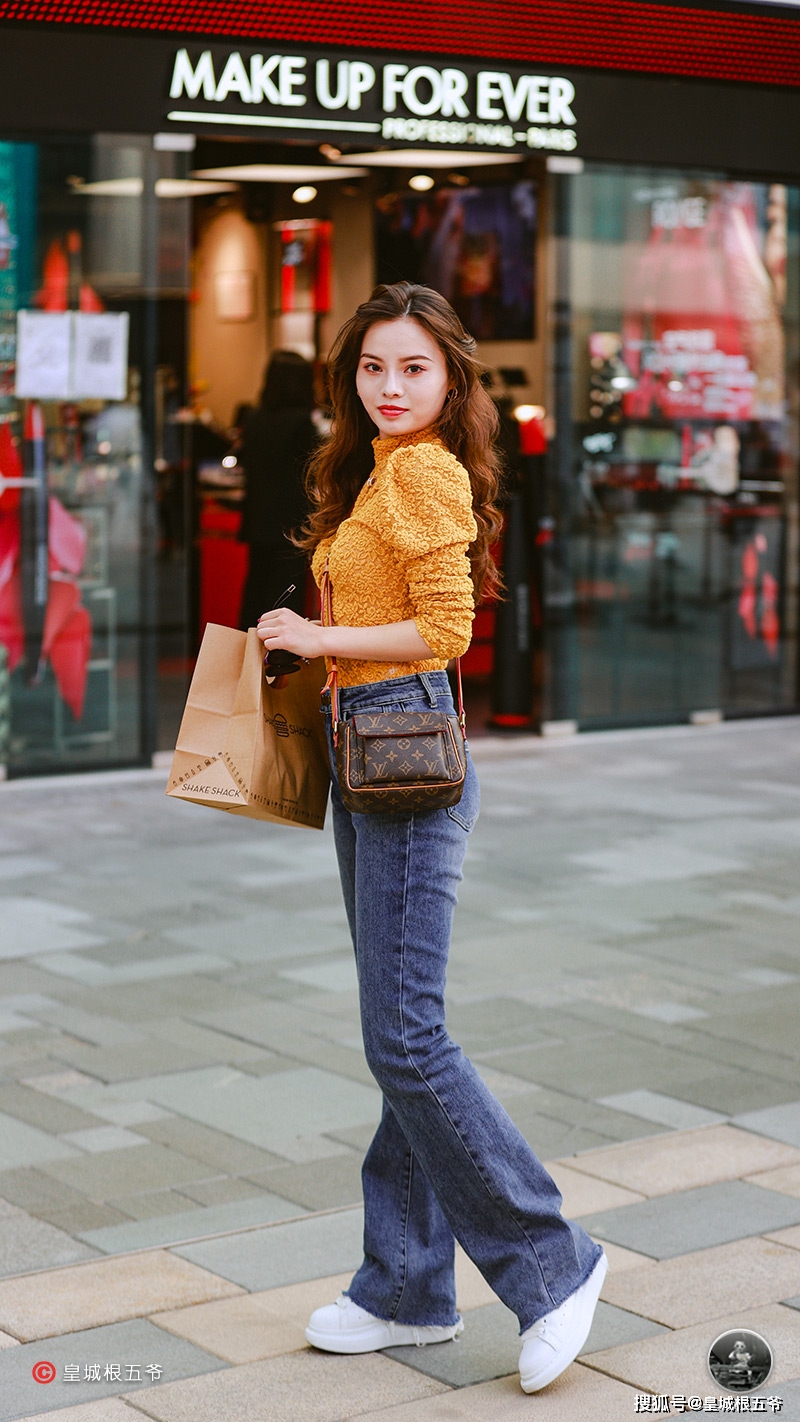 原创街拍:天气的变化,并不能够影响时尚达人们,对于潮流的热爱