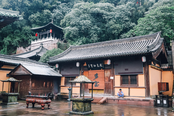 在巾上上面有一些小景点,比如华胥洞,西麓双塔和各种寺庙宫殿,每走几