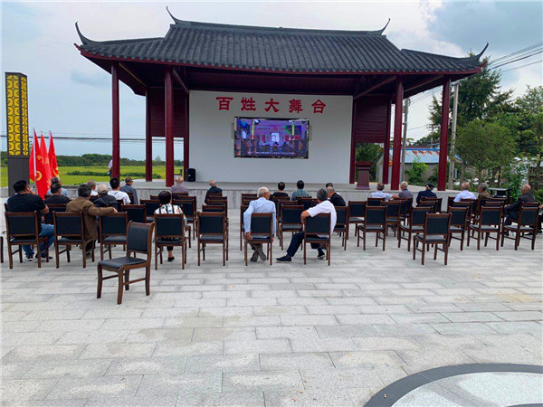 观摩人员一行先后参观了许家庄村办公室,百姓大舞台,邻里乡吧,人居点