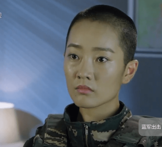 《蓝军出击》:女兵艾佳再立新功,褚战刚被逼上绝路!_手机搜狐网