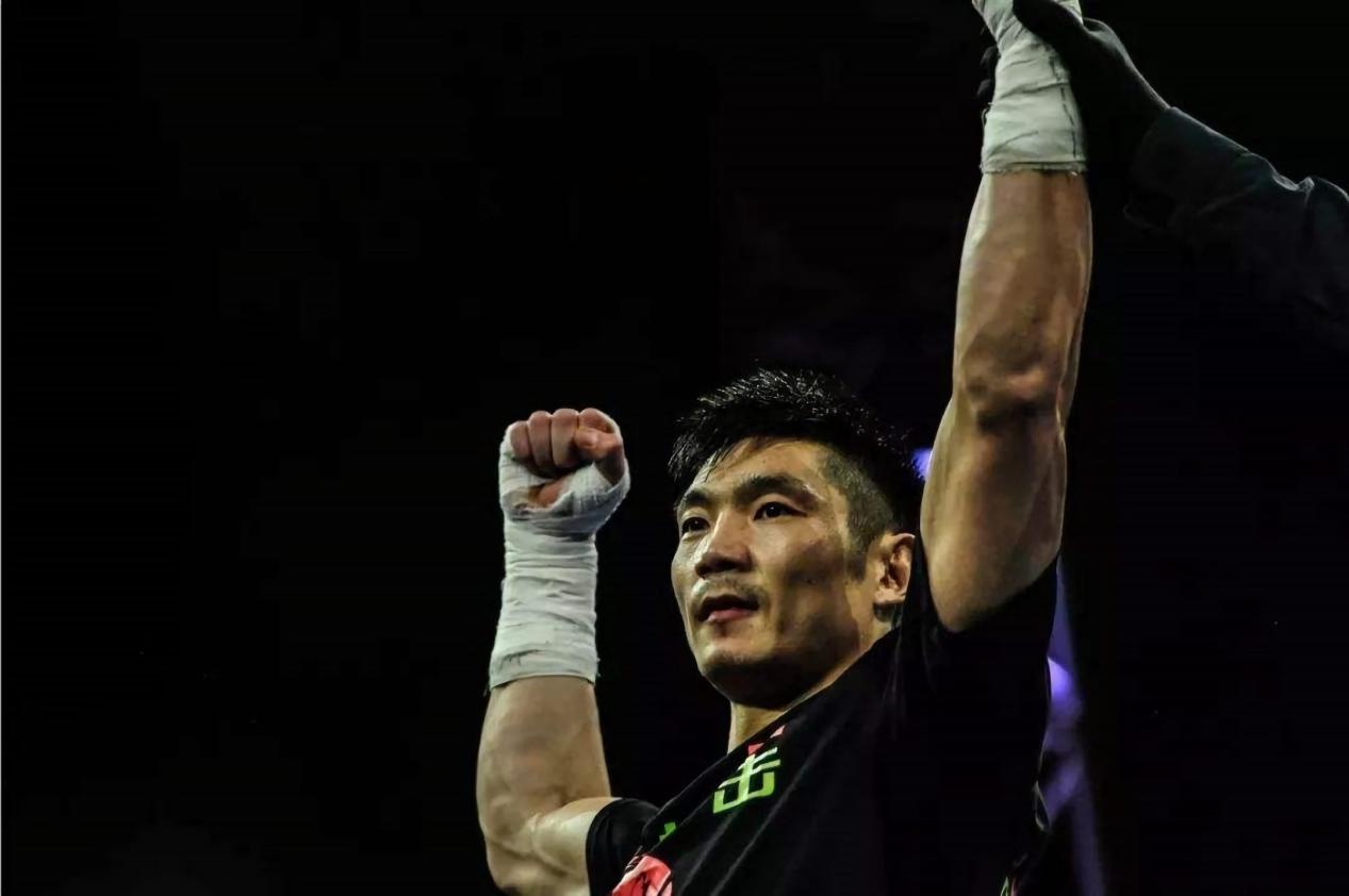 付高峰打mma秒杀对手,地面完全不虚,被200斤巨兽压制还能翻盘_巴昌