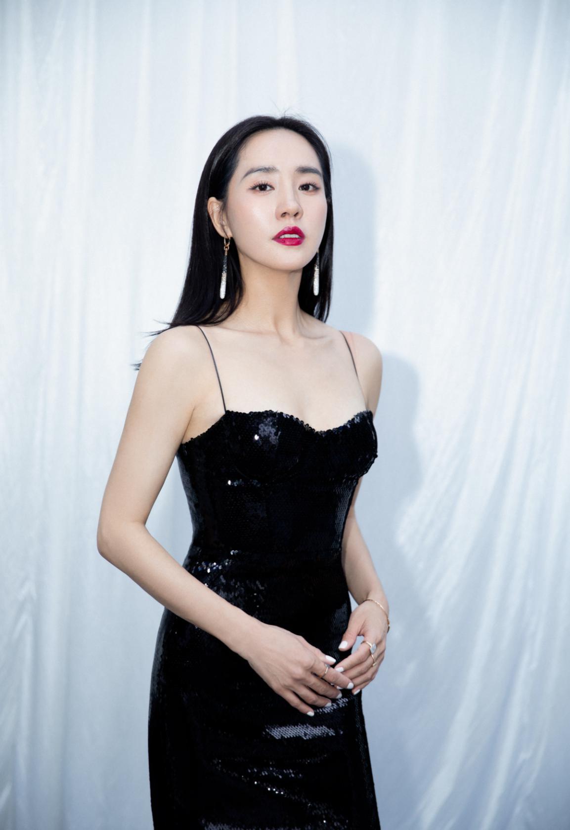 王智真会保养黑色亮点裙大秀婀娜身材这才是80后最好的状态