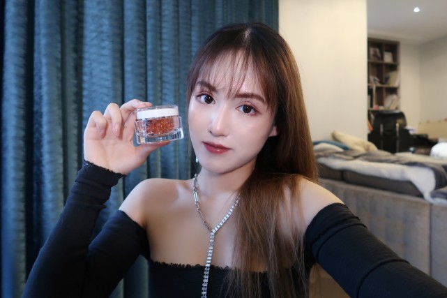 资产能和王思聪抗衡,秦奋亲妹妹秦卓君多金低调,不做名媛做网红