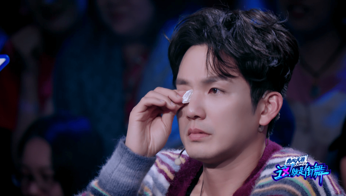 黄潇两连败输得太委屈,强忍眼泪两小时,队长张艺兴脸绿了