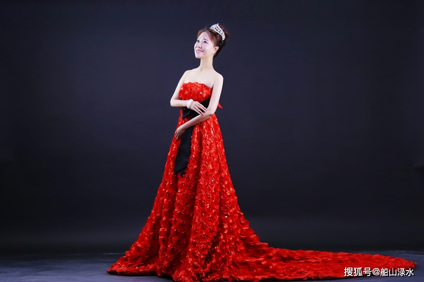 女中音歌手弘琴演唱新作《春归故里》_手机搜狐网