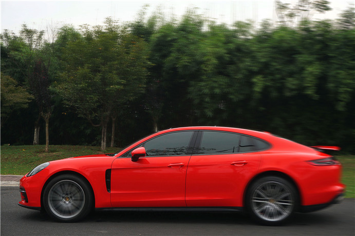 保时捷panamera 高亮法拉利红 华丽出场,以匠心致敬经典!长沙汽车贴膜