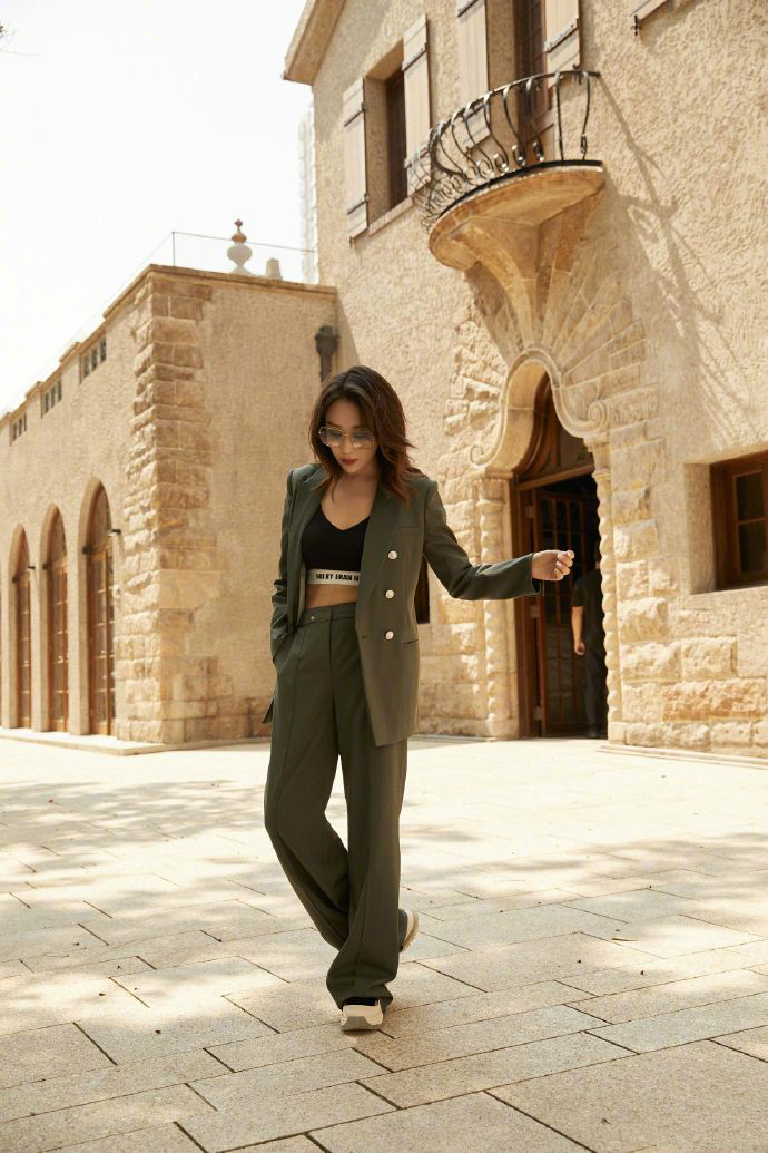 原创35岁辣妈杜若溪真会穿西装内直接穿抹胸生完娃打扮还这么辣