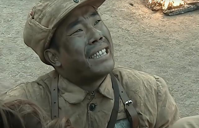 《亮剑》中,作为李云龙的精锐队员,为何王有胜被揍后会坐在街边大哭?