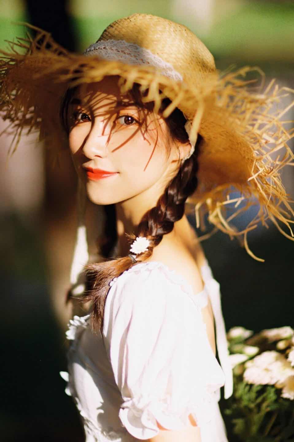 女生拍摄写真照的8大实用姿势,轻松提高出片率,拍照好看有质感