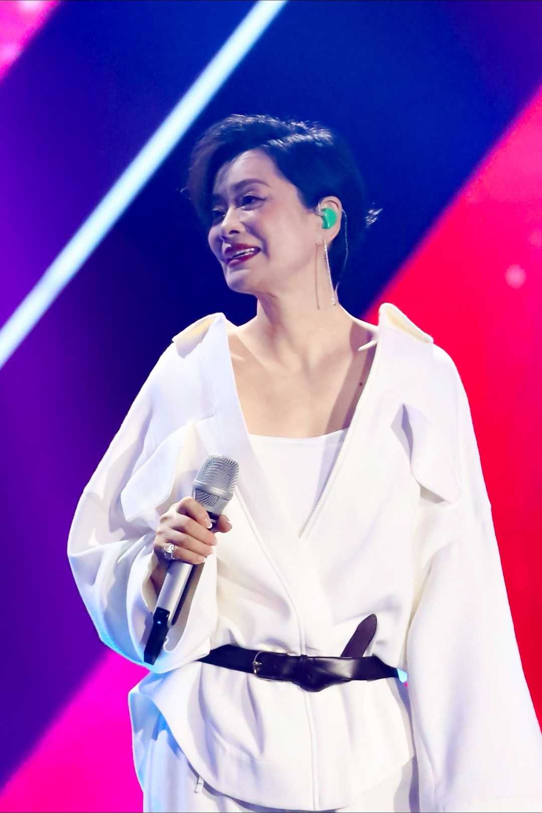 毛阿敏又美回来了,一身白色穿搭配短发很高级,身材高挑气场足