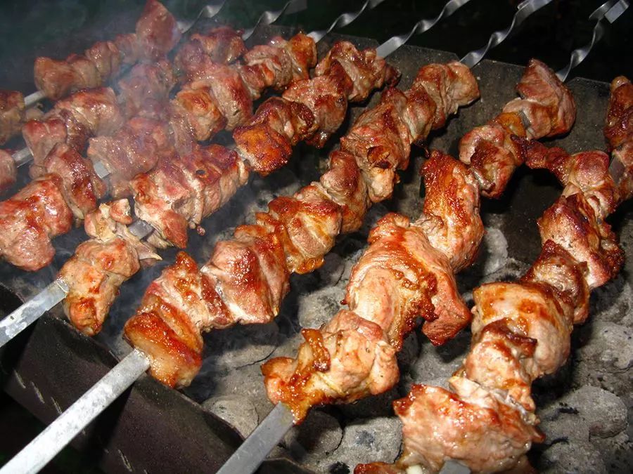 三,俄罗斯烤肉串气候寒冷的俄罗斯使得生活在这儿的人饮食也以高蛋白