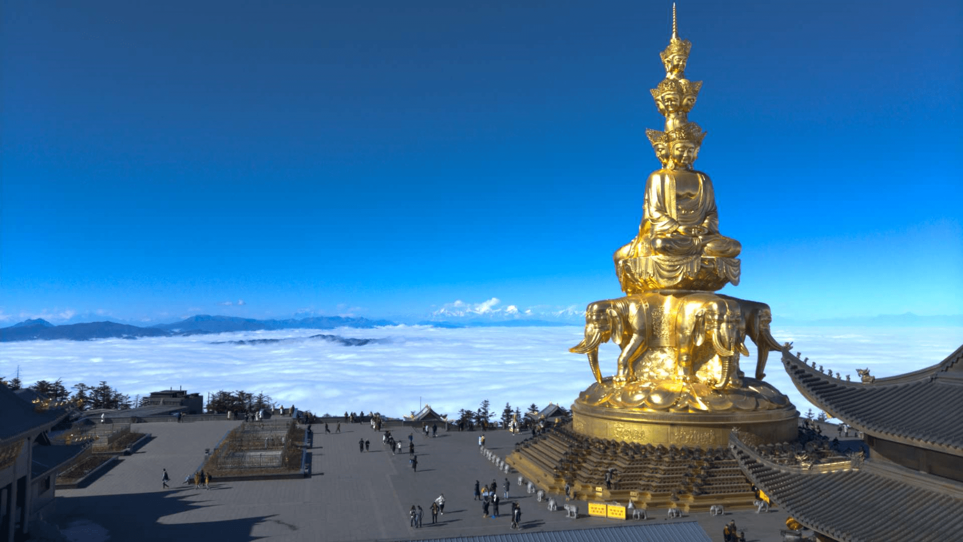 建议游览季节:春夏秋 央迈勇 三,峨眉山 到成都有动车,约一个半小时