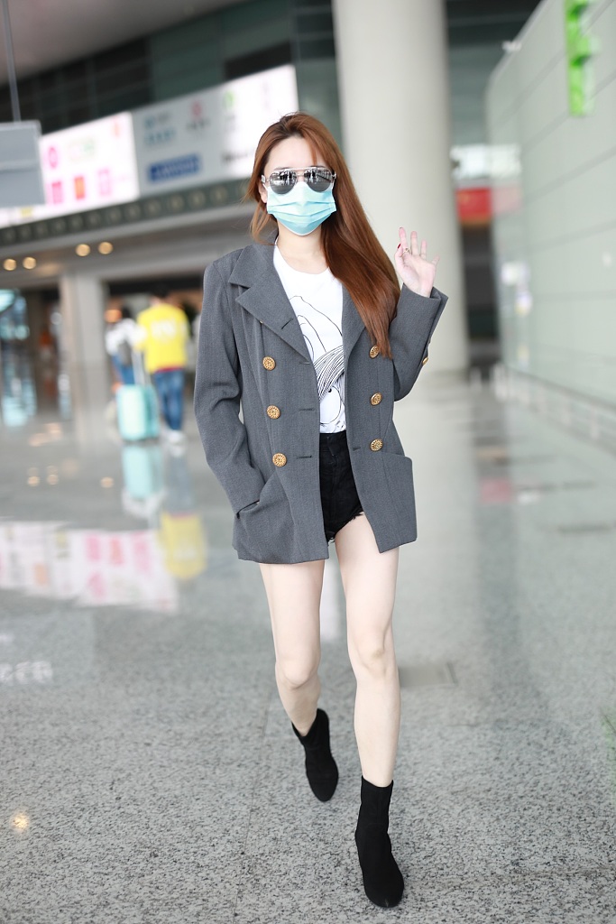 金莎机场大方营业秀美腿 灰色西装搭麂皮靴超吸睛