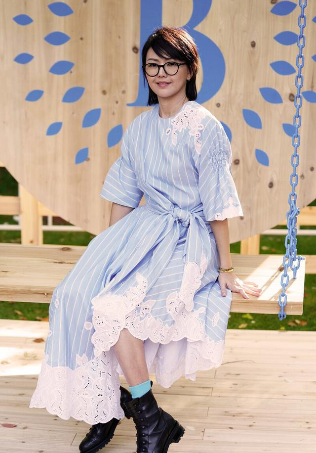 孙燕姿这条薄纱造型真挺美了,露出裸色打底衫,看着挺高级