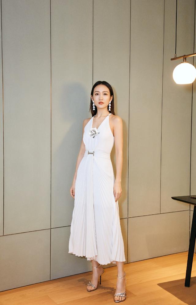 王鸥38岁还有女团身材,穿露脐装露"巴掌腰",搭百褶裙少女十足